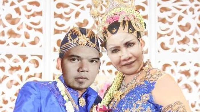 Detail Gambar Meme Ratna Sarunpaet Nomer 29