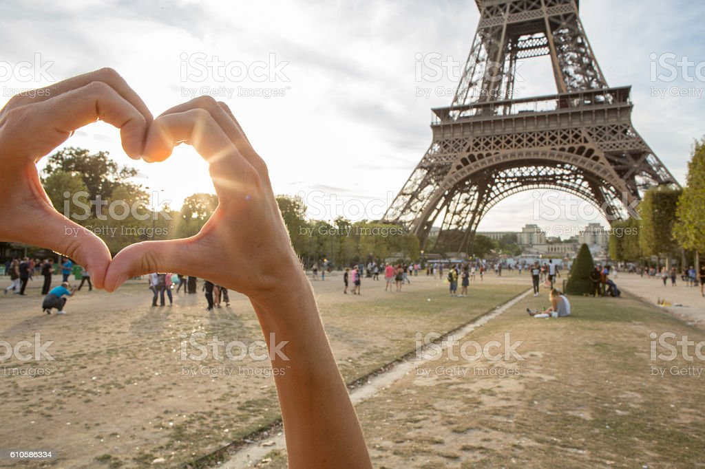 Detail Gambar Menara Eiffel Dalam Bentuk Kartun Nomer 56