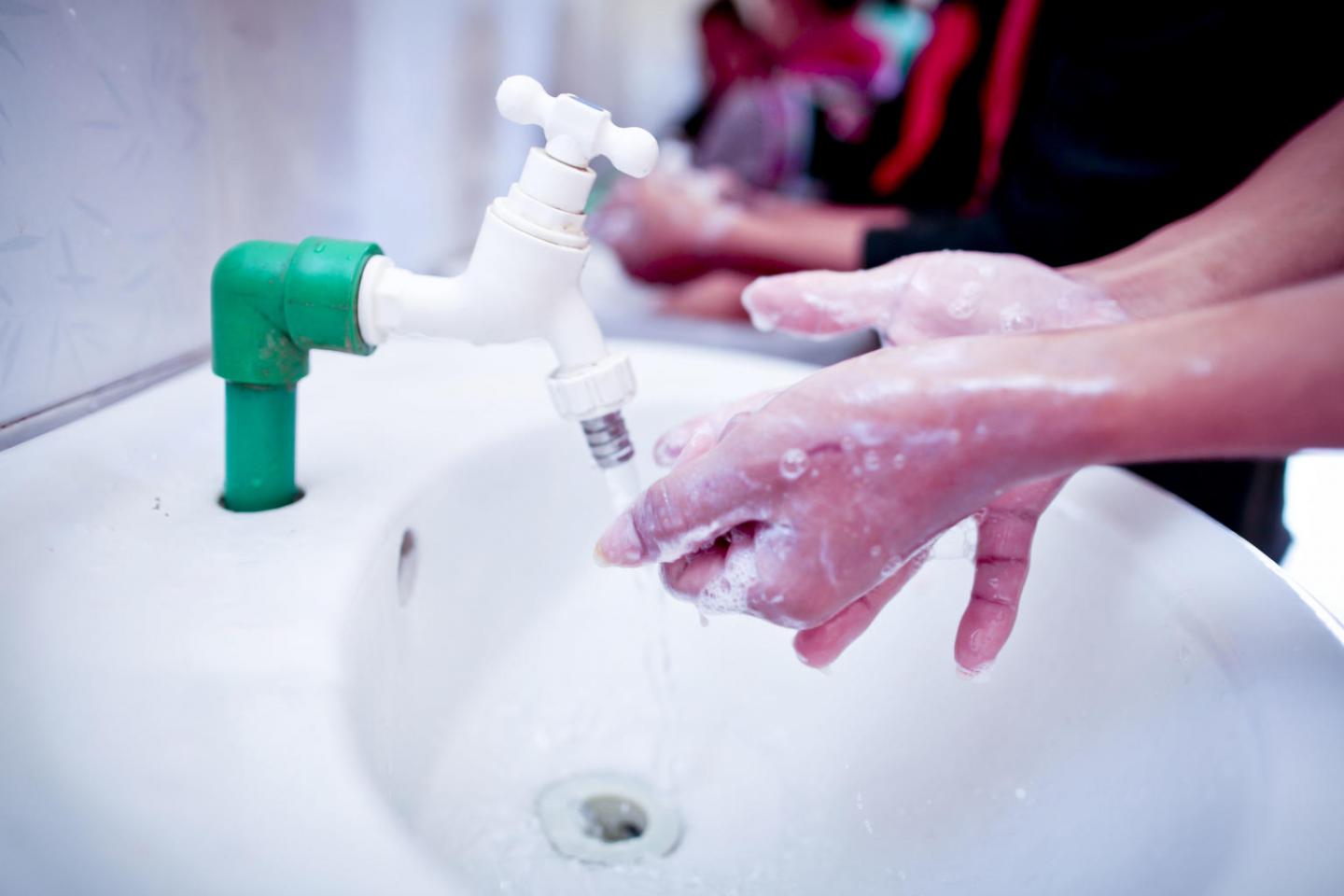Detail Gambar Mencuci Tangan Dengan Sabun Nomer 15