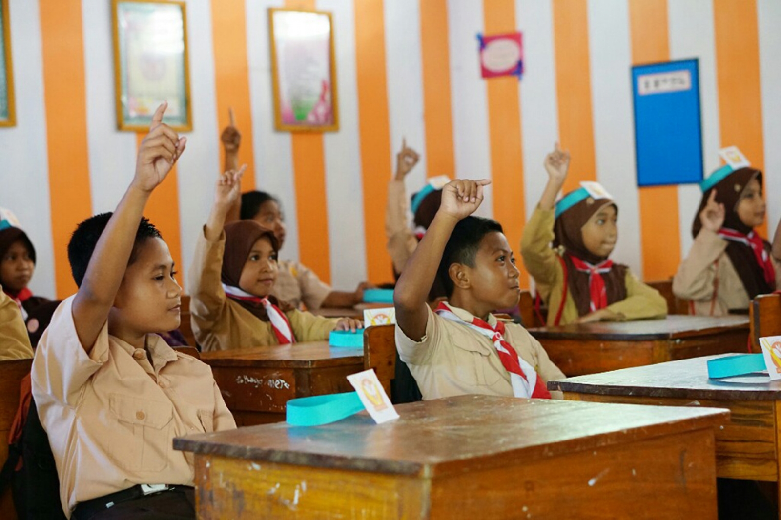 Detail Gambar Mengankat Tangan Di Kelas Nomer 9