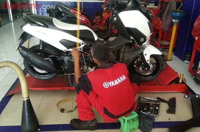 Detail Gambar Mengganti Oli Mesin Kereta Yamaha Nomer 31