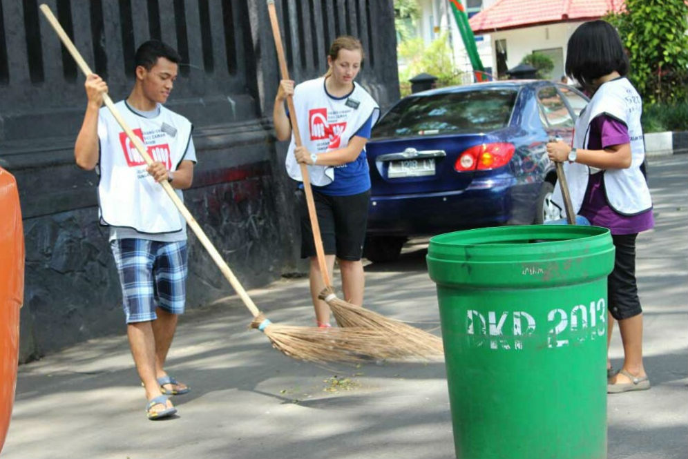 Detail Gambar Menyapu Sampah Nomer 30