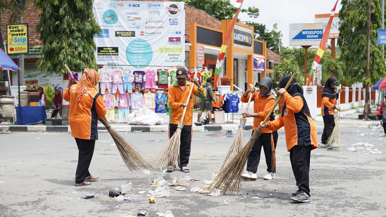 Detail Gambar Menyapu Sampah Nomer 40