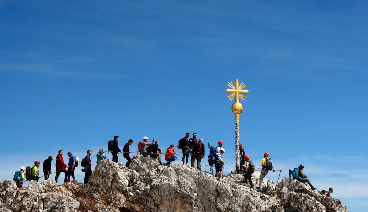 Gambar Meraih Puncak Tertyinggi - KibrisPDR