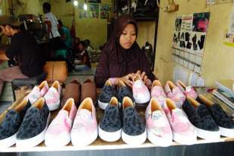 Detail Gambar Merapikan Sepatu Di Rumah Nomer 24