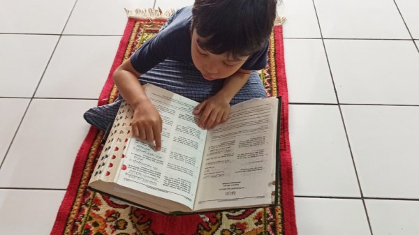 Detail Gambar Mewarnai Anak Anak Membaca Al Quran Nomer 35