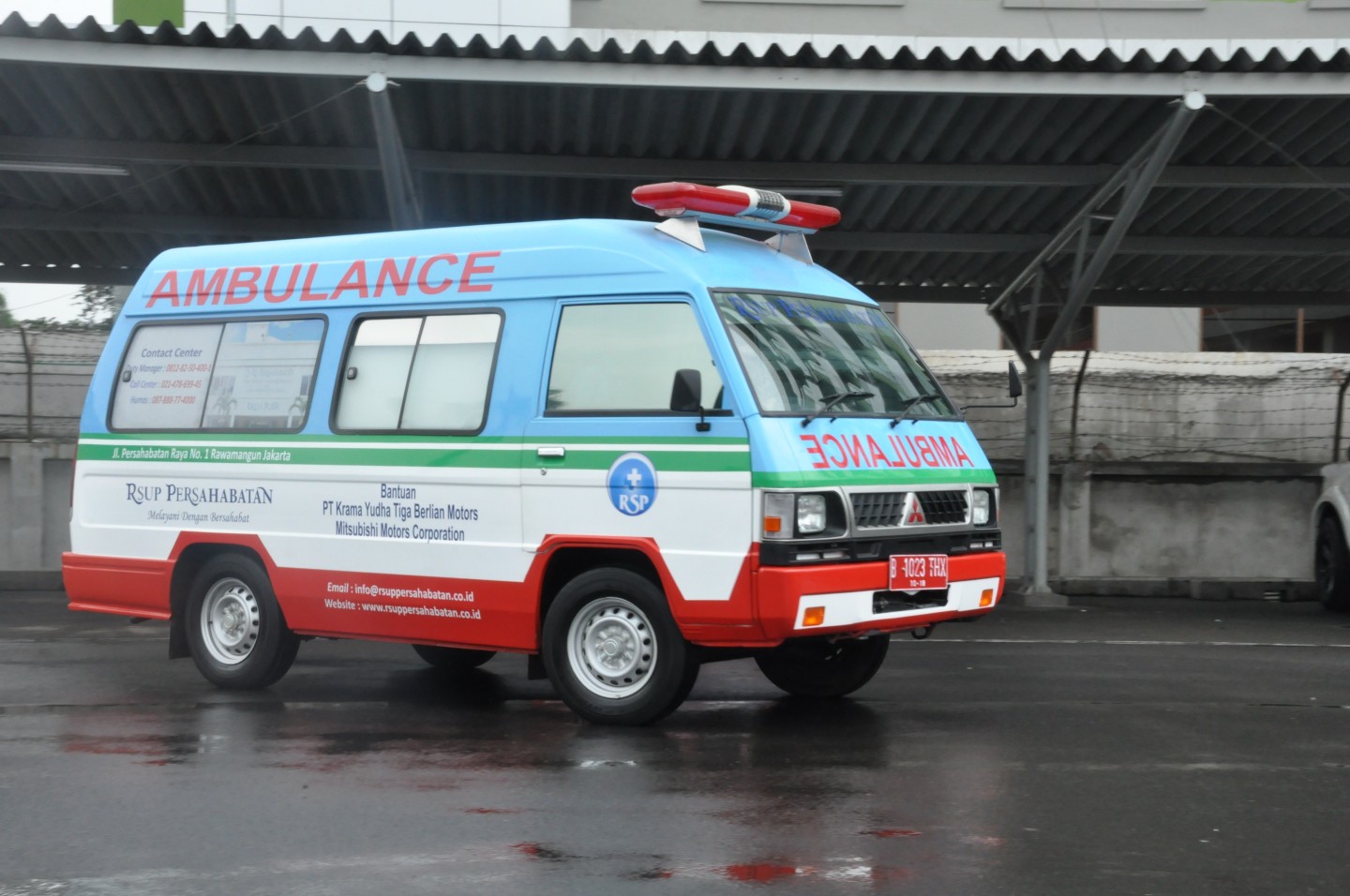 Detail Gambar Mobil Ambulance Nomer 15