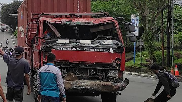 Detail Gambar Mobil Angkot Truk Kontainer Nomer 36