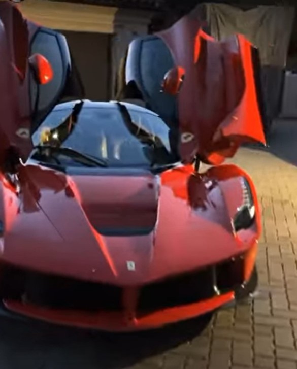 Detail Gambar Mobil Ferrari Laferrari Nomer 49