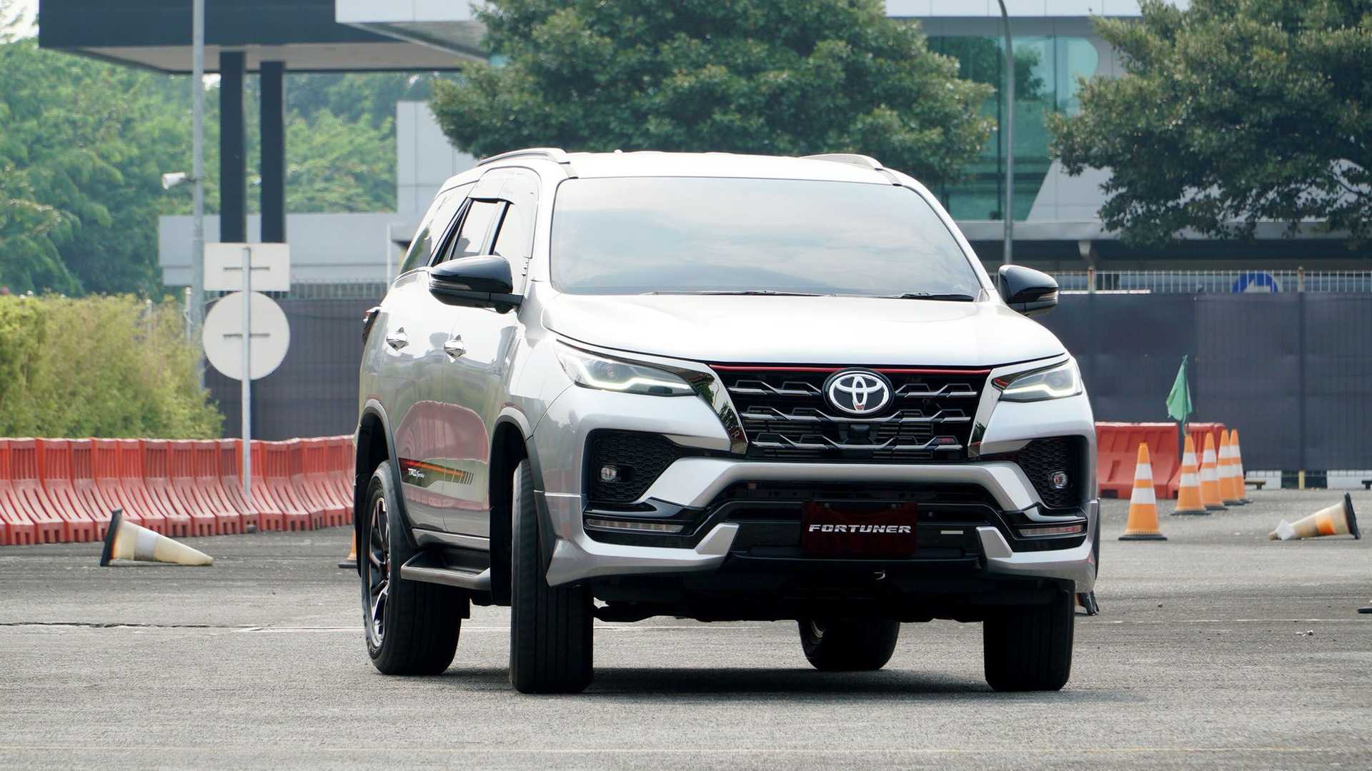 Detail Gambar Mobil Fortuner Baru Nomer 30