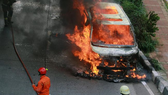 Detail Gambar Mobil Kebakar Logo Nomer 4