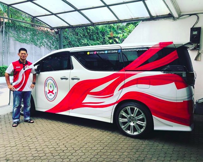 Detail Gambar Mobil Mewah Warna Merah Nomer 22