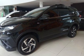 Detail Gambar Mobil Rush Warna Hitam Nomer 25