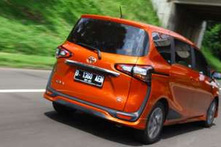 Detail Gambar Mobil Sienta Nomer 26