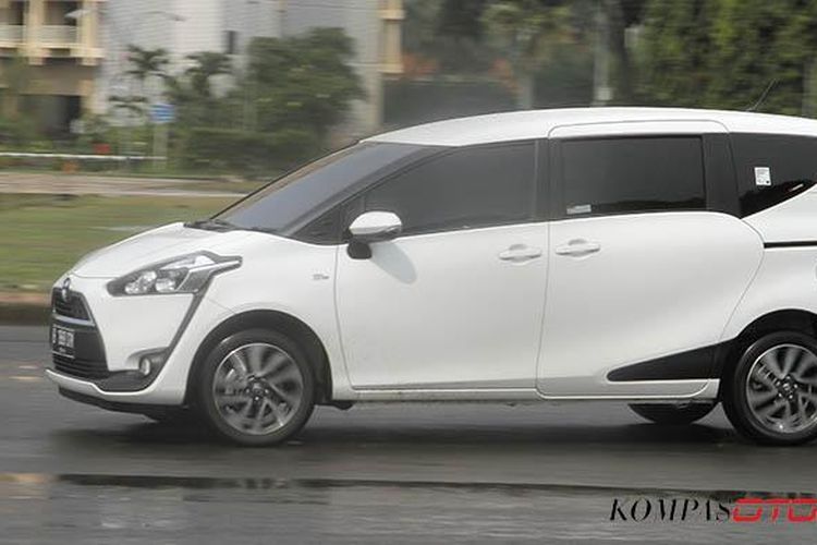 Detail Gambar Mobil Sienta Nomer 50