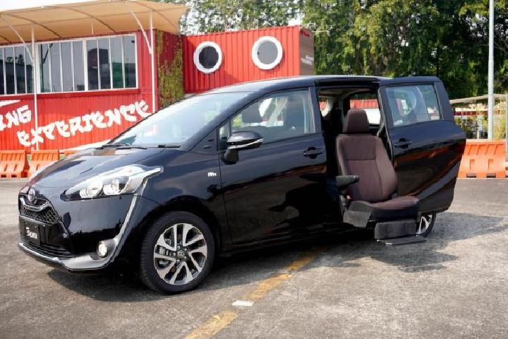 Detail Gambar Mobil Sienta Toyota Nomer 9