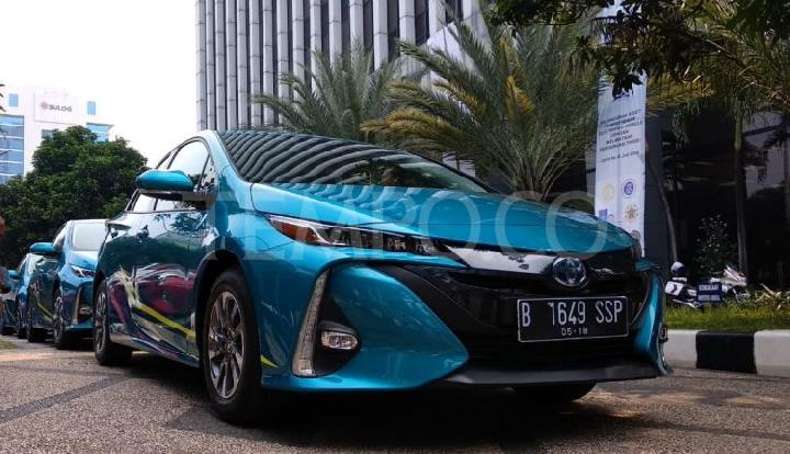 Detail Gambar Mobil Toyota Prius Nomer 17