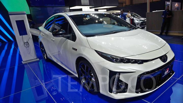 Detail Gambar Mobil Toyota Prius Nomer 3