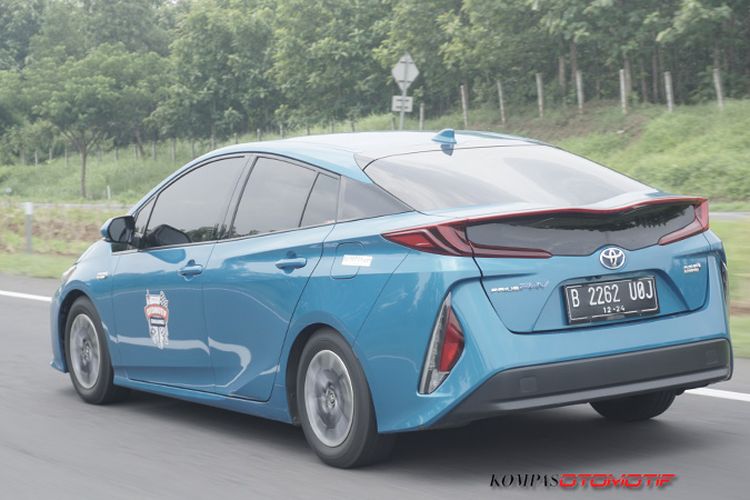 Detail Gambar Mobil Toyota Prius Nomer 21