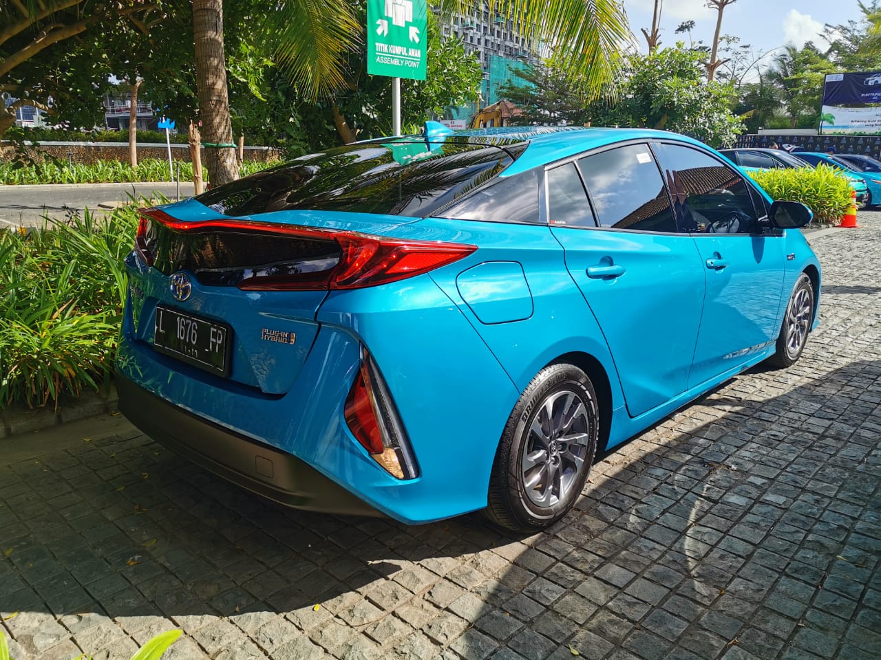 Detail Gambar Mobil Toyota Prius Nomer 5