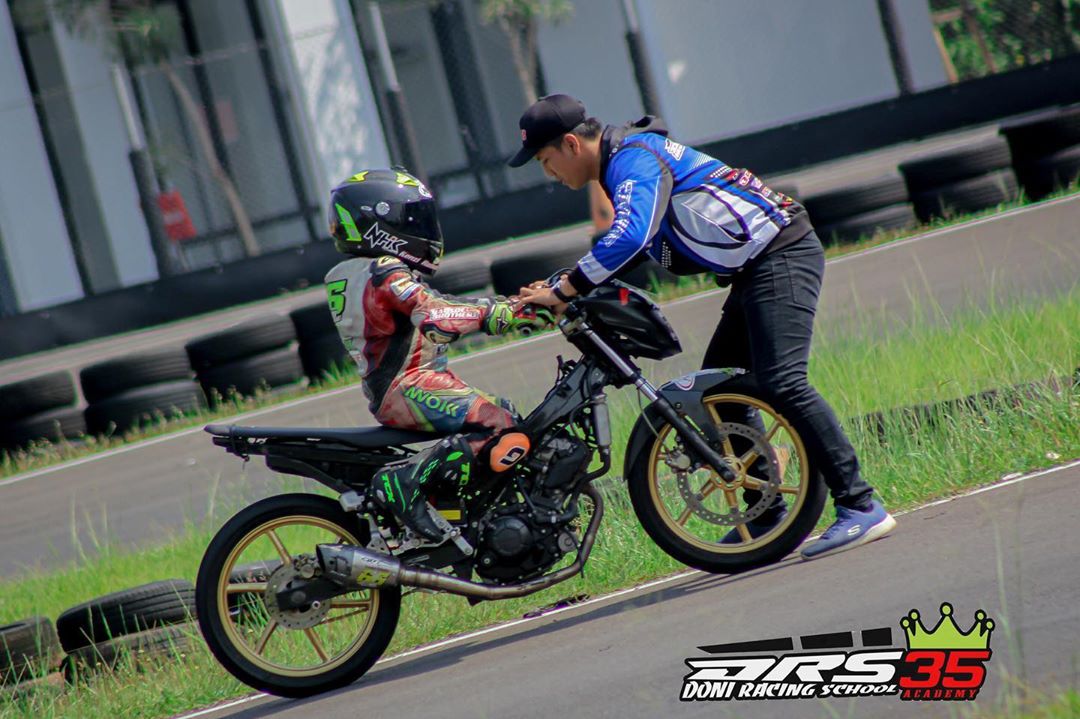 Download Gambar Motor Balap Bebek Nomer 19