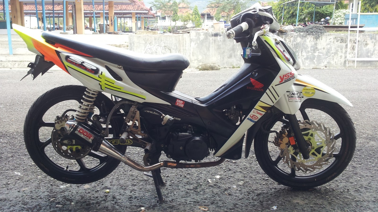 Detail Gambar Motor Revo Modifikasi Nomer 20