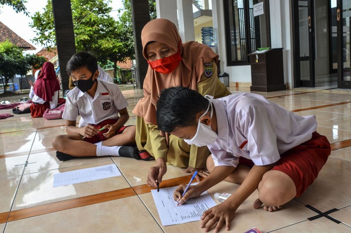 Detail Gambar Murid Dan Guru Nomer 51