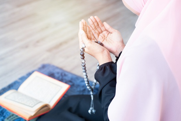 Detail Gambar Muslimah Sedang Berdoa Nomer 52
