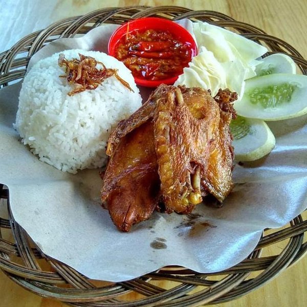 Detail Gambar Nasi Ayam Goreng Lalapan Nomer 4