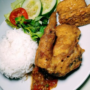 Detail Gambar Nasi Ayam Goreng Lalapan Nomer 44