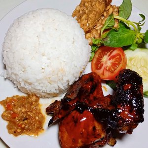 Detail Gambar Nasi Ayam Goreng Lalapan Nomer 50