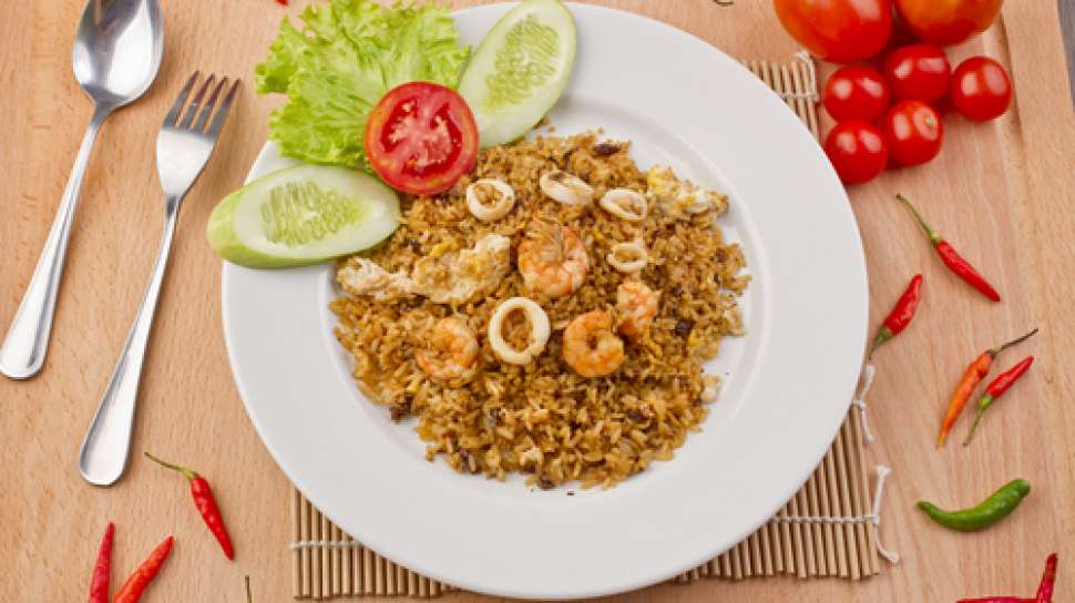 Detail Gambar Nasi Goreng Lengkap Dengan Garnish Nomer 19