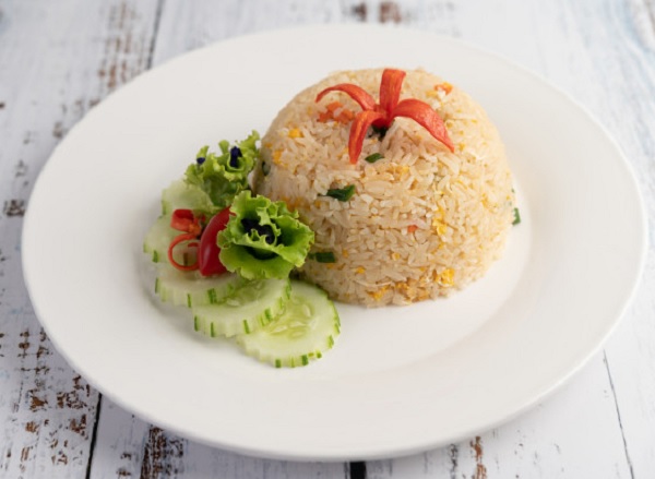 Detail Gambar Nasi Goreng Lengkap Dengan Garnish Nomer 4