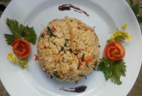 Detail Gambar Nasi Goreng Lengkap Dengan Garnish Nomer 29