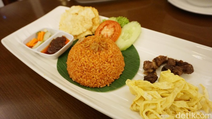 Detail Gambar Nasi Goreng Lengkap Dengan Garnish Nomer 30