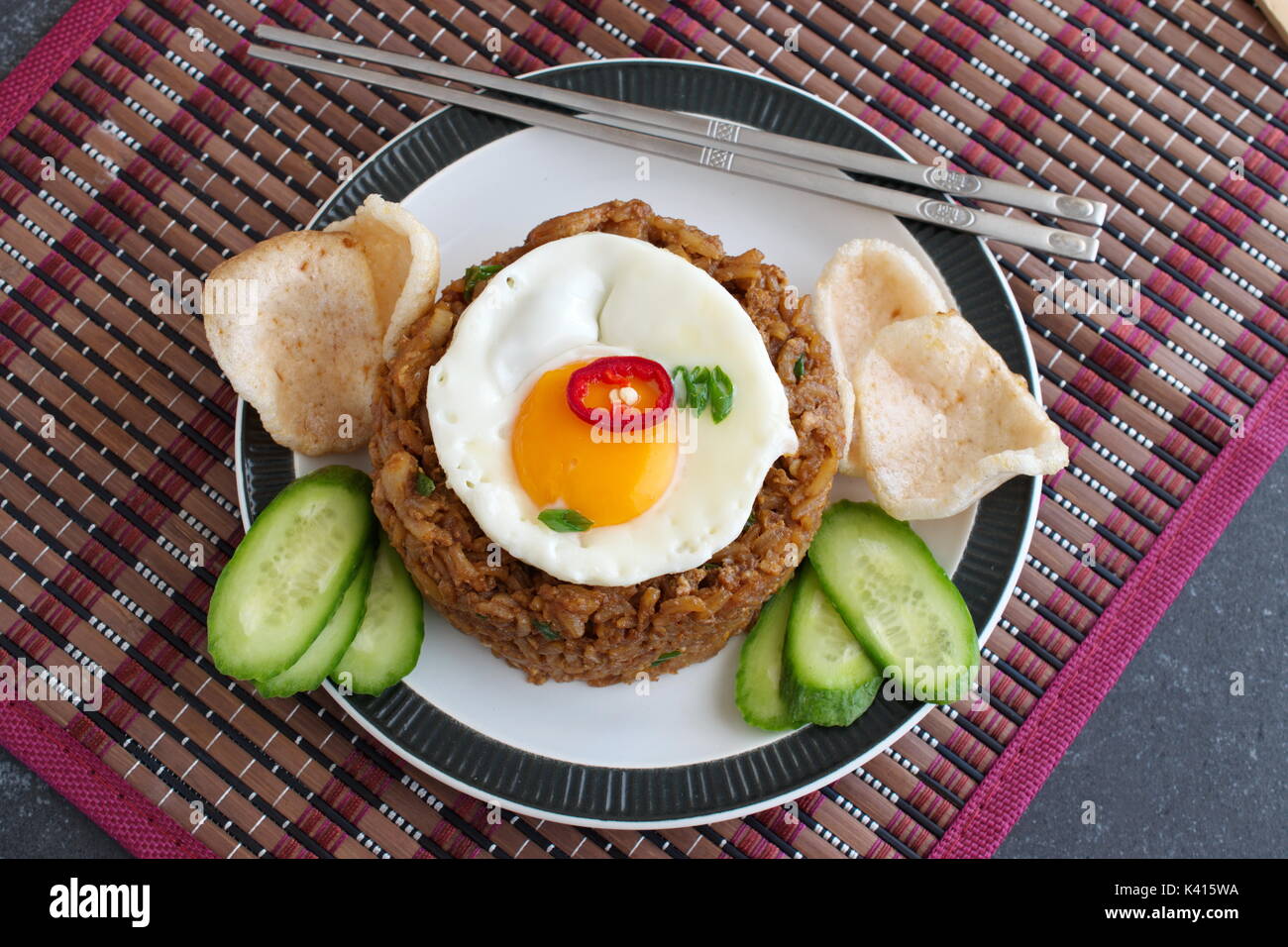 Detail Gambar Nasi Goreng Lengkap Dengan Garnish Nomer 34