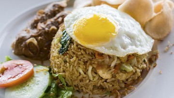 Detail Gambar Nasi Goreng Lengkap Dengan Garnish Nomer 39