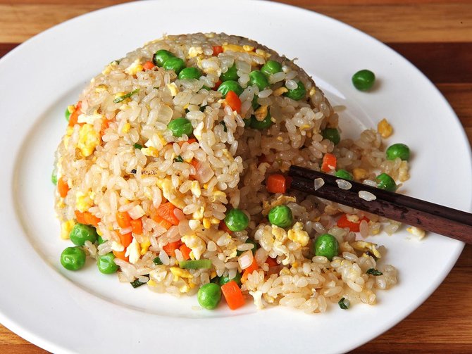 Detail Gambar Nasi Goreng Lengkap Dengan Garnish Nomer 40