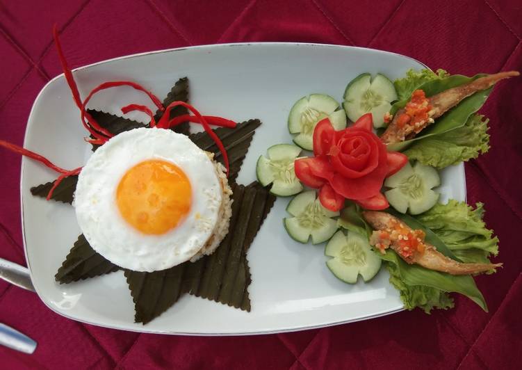 Detail Gambar Nasi Goreng Lengkap Dengan Garnish Nomer 9