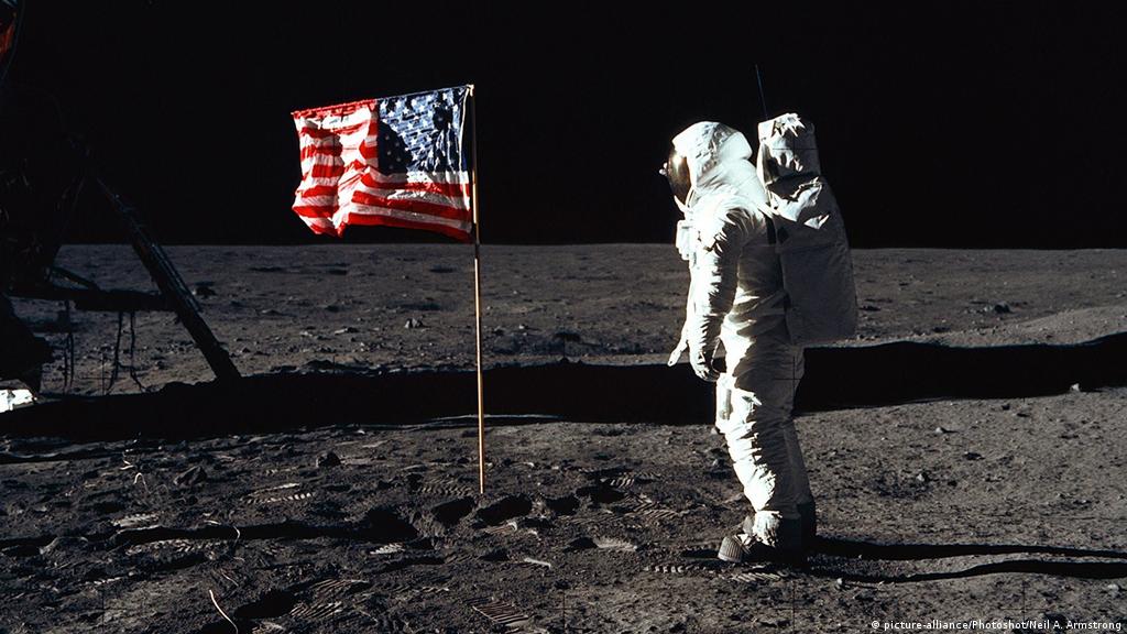 Detail Gambar Neil Armstrong Di Bulan Nomer 10