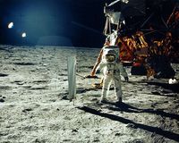 Detail Gambar Neil Armstrong Di Bulan Nomer 11