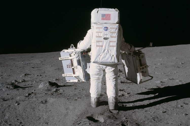 Detail Gambar Neil Armstrong Di Bulan Nomer 14