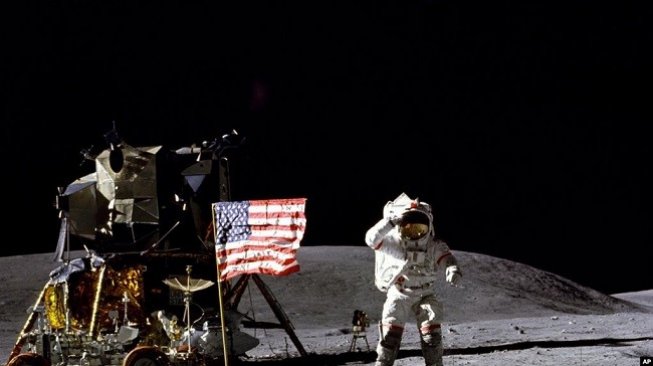 Detail Gambar Neil Armstrong Di Bulan Nomer 17