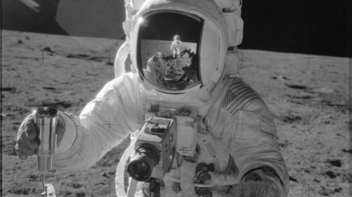 Detail Gambar Neil Armstrong Di Bulan Nomer 21