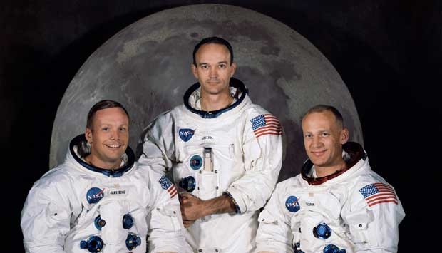 Detail Gambar Neil Armstrong Di Bulan Nomer 22