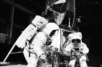 Detail Gambar Neil Armstrong Di Bulan Nomer 31