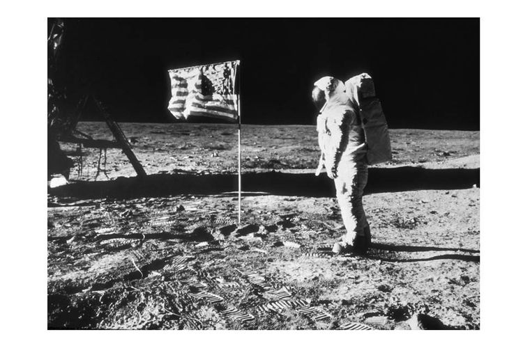 Detail Gambar Neil Armstrong Di Bulan Nomer 40