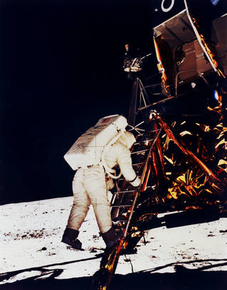 Detail Gambar Neil Armstrong Di Bulan Nomer 43