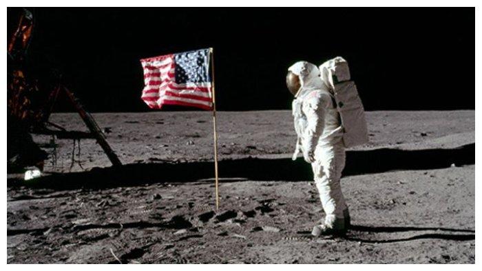 Detail Gambar Neil Armstrong Di Bulan Nomer 46