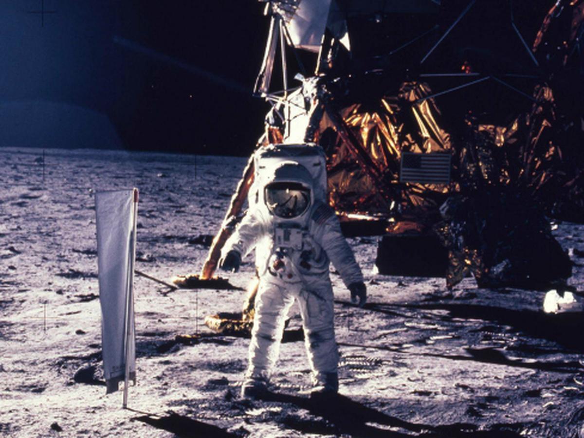 Detail Gambar Neil Armstrong Di Bulan Nomer 6